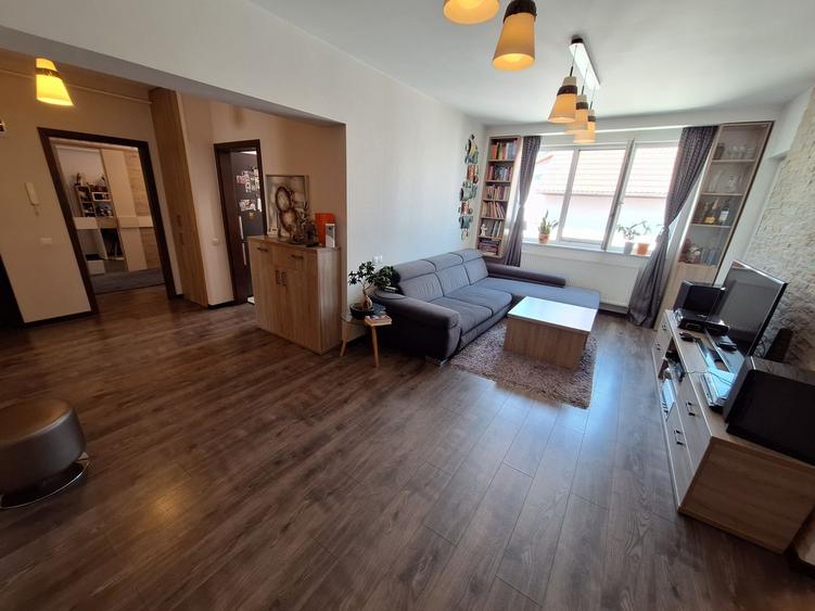 Apartament 3 camere, Jozsef Attila, etaj 2/3, complet renovat