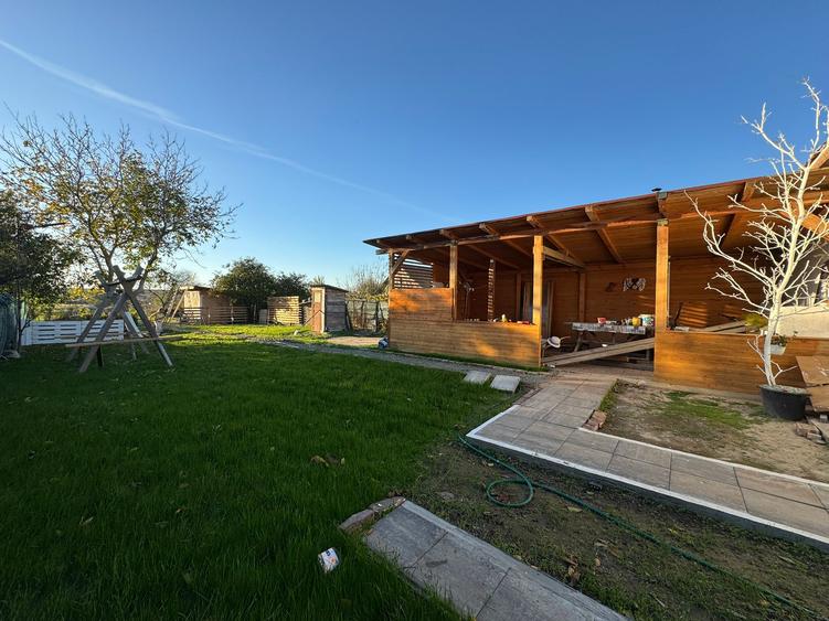 Casă de vânzare în Corbu – deschidere la strada principală!