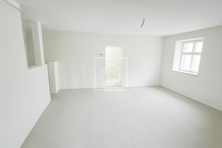 Apartament 4 camere 74 mp, curte si pivinta in Centrul Istoric SB