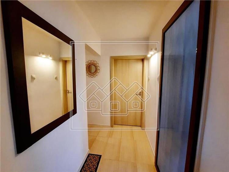 Apartament cu 3 camere, 2 bai, balcon, zona Strand