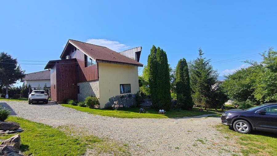 Pensiune si casa de locuit cu 3200 mp teren in Sibiu cartier Gusterita