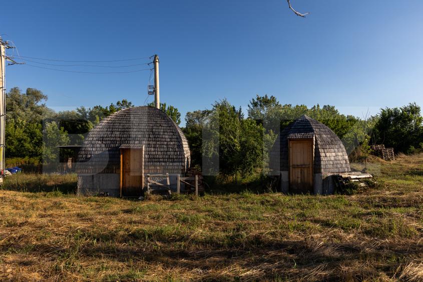 Pensiune 11 camere, cramă, terasă închisă, teren 15.073mp, zona Leamna