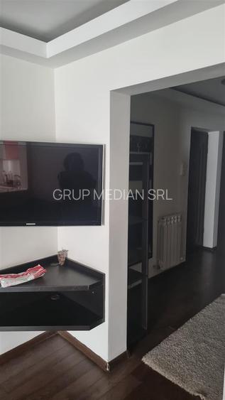 Apartament 3 camere de vanzare - zonă centrală, mobilat și utilat.