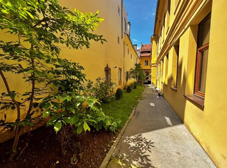 Apartament 6 Camere / Curte Privata | Centrul Istoric/ COMISION 0