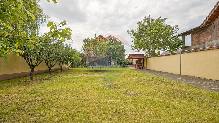 VILA SANNE – 10 camere, teren 1300 mp, Hălchiu