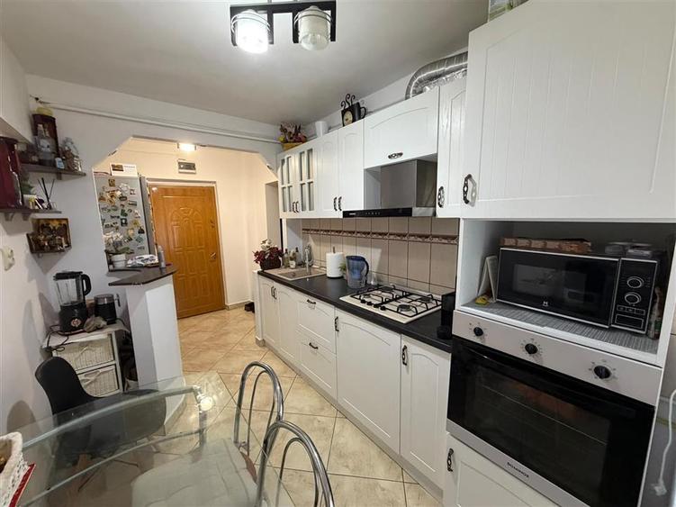 Apartament 3 camere, renovat, Supeco , etaj 4 cu acoperis