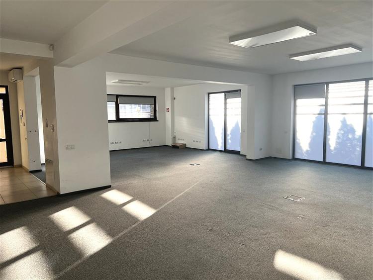 Cladire individuala pentru birou/ Parcare generoasa / Zona comerciala