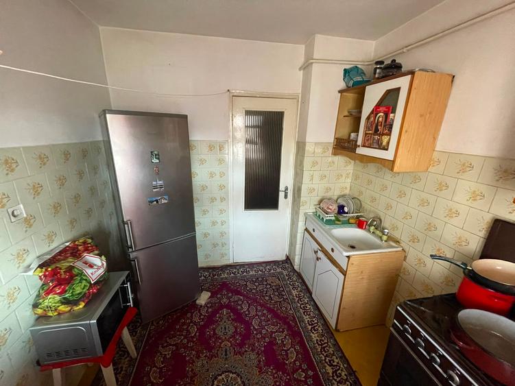 Apartament cu 3 camere decomandat, etaj 2/4, zona Galata