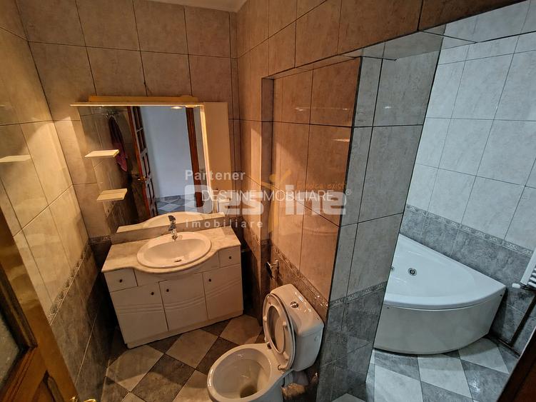 Apartament de vânzare, zona PODU ROȘ, 3 camere, semidecomandat, etaj 1 - 11