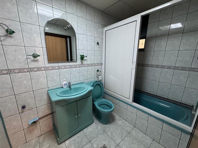Inchiriere apartament 4 camere Cotroceni Medicina metrou Eroilor imobil 1970