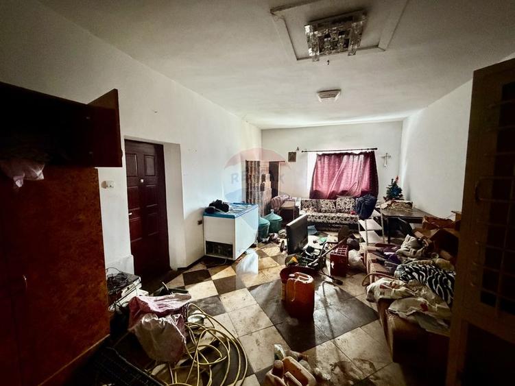 Casă cu 4 camere si teren 7727 mp Blidari