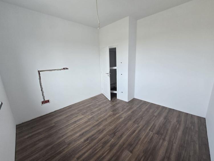 Complex rezidential nou. 4 Camere. 2 Bai. Curte.