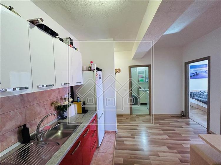 Ap cu 2 camere, la cheie, balcon - etaj intermediar