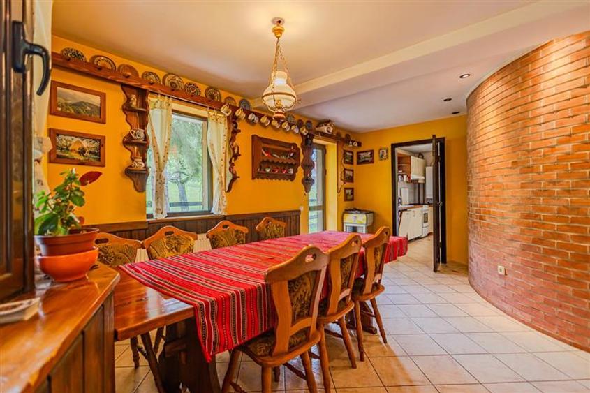 Vila 7 camere,250 mp,semineu,terase,800 mp teren,rezidential/ turistic,Predelut,