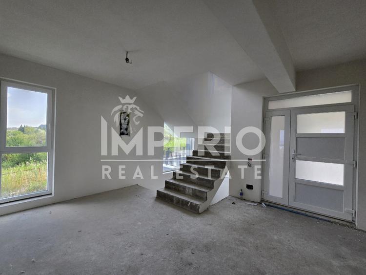 Casa individuala cu 6 camere si 5 parcari!