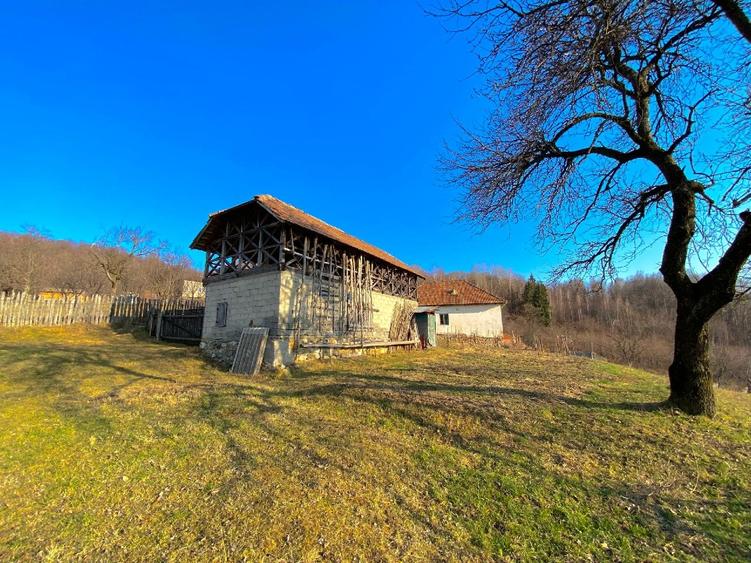 Teren generos și casă tradițională într-o zonă turistică cu mare potențial