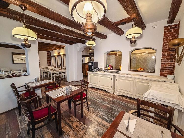 Hotel / Pensiune cu 10 camere de vânzare - afacere la cheie