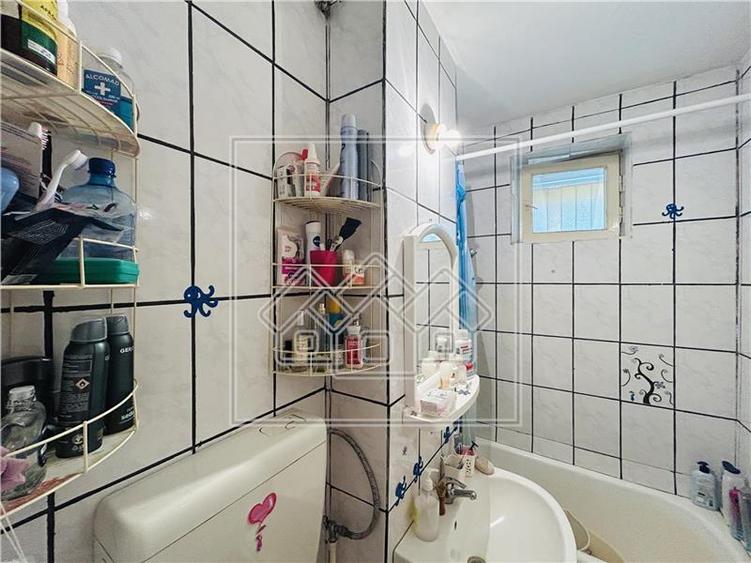 Apartament 3 camere, zona Cedonia, cu balcon, la cheie
