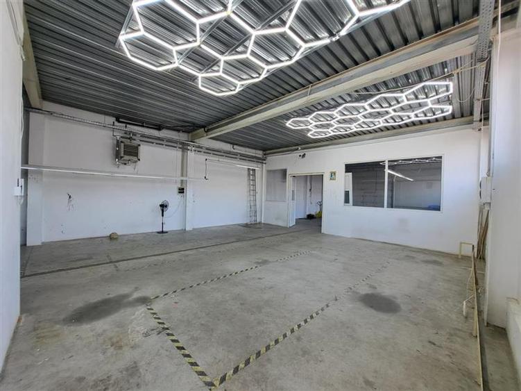 Hala, 270 mp utili, situata in cartierul Marasti!