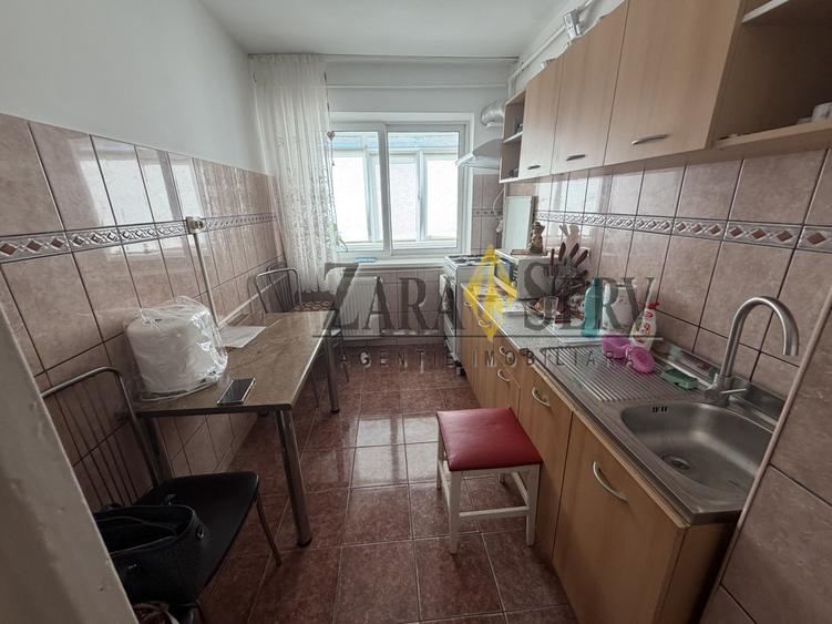 Apartament de vanzare 3 camere zona Podul Inalt