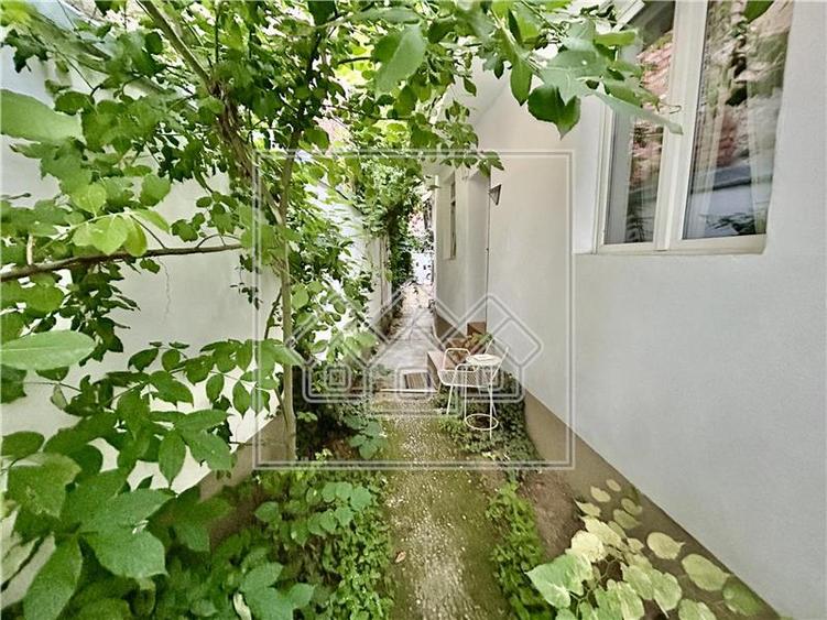3 apartamente, pretabil investitie, cu cont de booking, zona Centrala