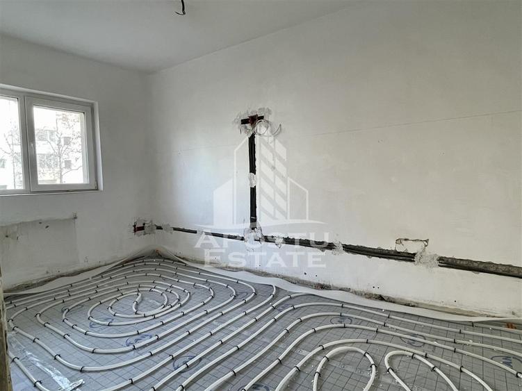 Apartament cu 3 camere, 2 bai, decomandat, zona Dambovita