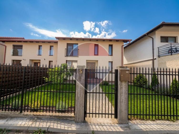 Duplex spațios cu 3 dormitoare, curte de 250 mp și parcare proprie.
