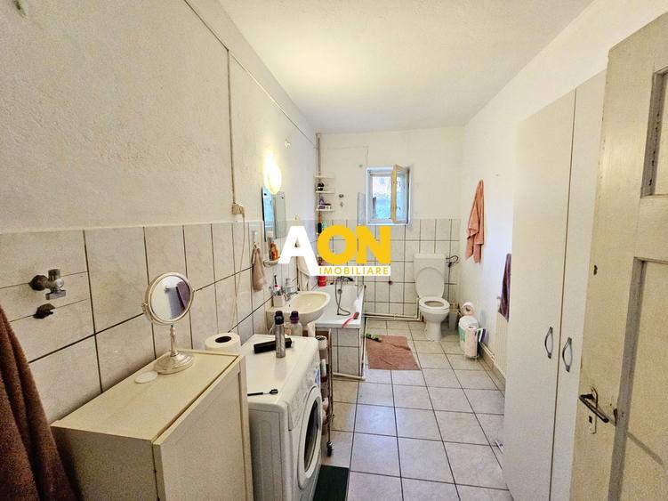 Casa renovata, 2 corpuri de cladire + anexe, 1331 mp teren, Paclisa