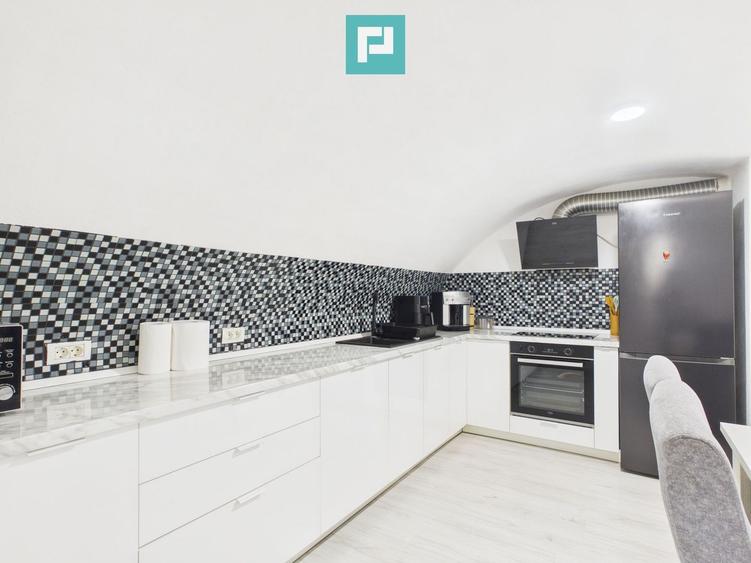Apartament spațios cu 3 camere, zona centrală