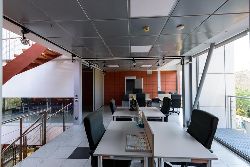 Sediul Administrativ Premium – 225 mp Utili, Compartimentare Modulară din Sticlă