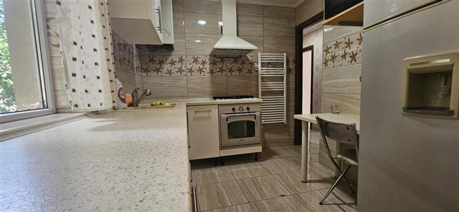 Apartament 3 camere in vila etajul 1+2 camere amenajate la mansarda, zona Emines