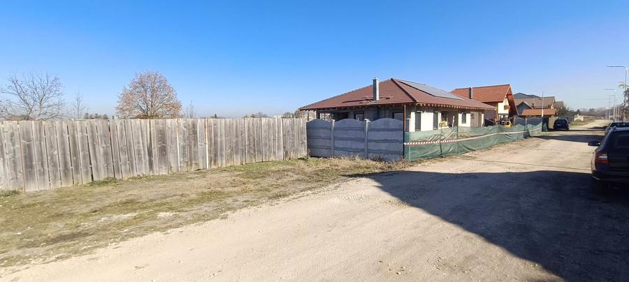 Teren ingradit cu acces la strada cu utilitati si iluminat public