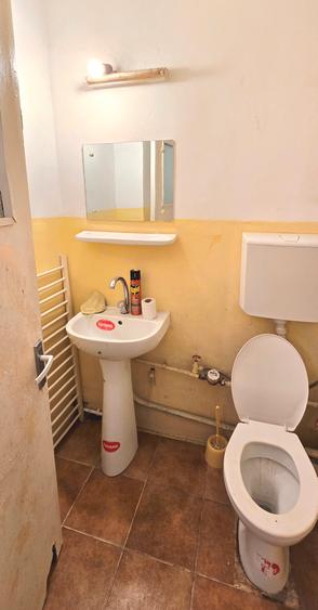 Apartament 3 camere decomandat, 2 bai, balcon inchis, centrala, etaj 1