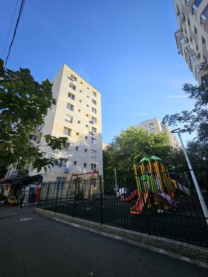 Chisinau stradal, vedere spate, dec, partial renovat, parculet, 1977 reabilitat