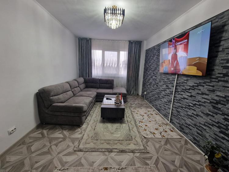 Apartament cu 3 camere decomandat, in zona Podu Ros