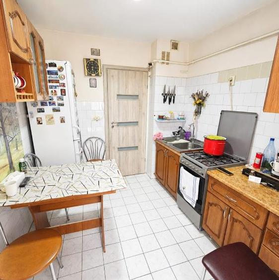 Apartament 2 camere decomandat, etajul 3 ,mobilat ,utilat , parcare ,boxa Astra-
