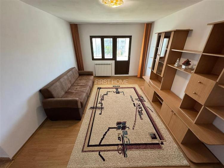 2 cam, hol patrat , logie si balcon, etaj 3 cu acoperis, Piata Moldovei - 6