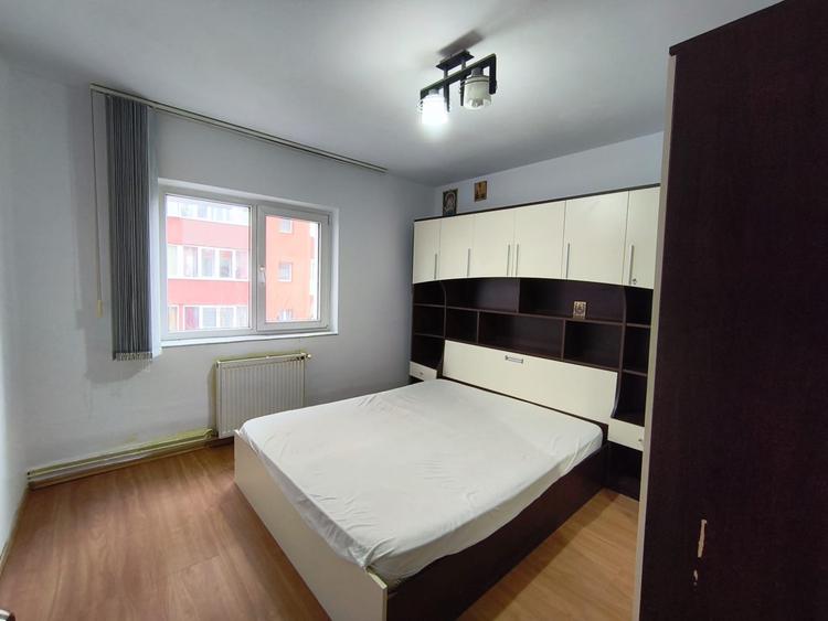 Apartament cu 3 camere, etaj intermediar