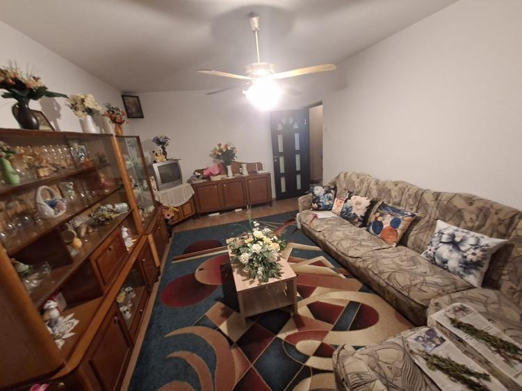 Apartament cu 3 camere decomandat, zona Frumoasa