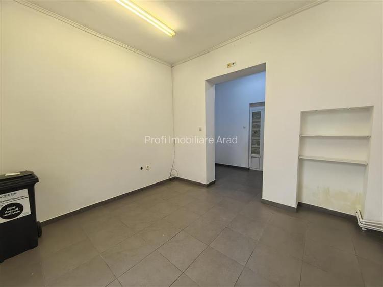 Spatiu comercial 25 mp central la doar 200 euro - 5