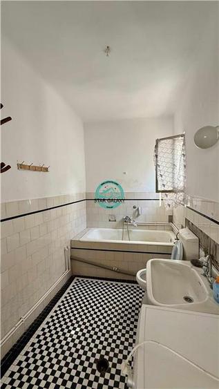 Vand casa cu 3 camere si 2 bai in zona centrala zona Casa de Pensii