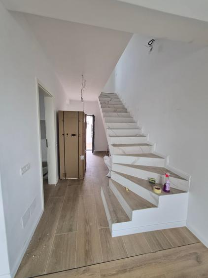 Vilă elegantă cu 5 camere si 3 bai + mansarda + garaj – Zona Cristalului
