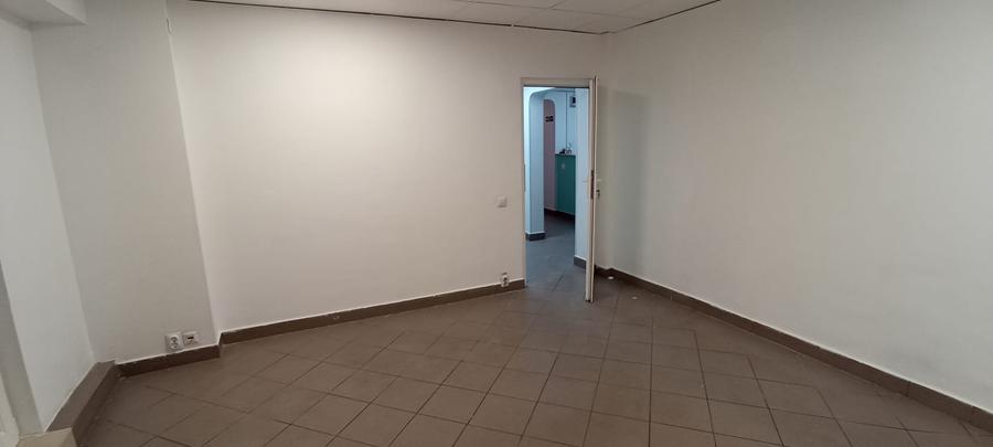 Vanzare apartament 3 cam la parter cu balcon stradal zona Parc Sebastian sect 5