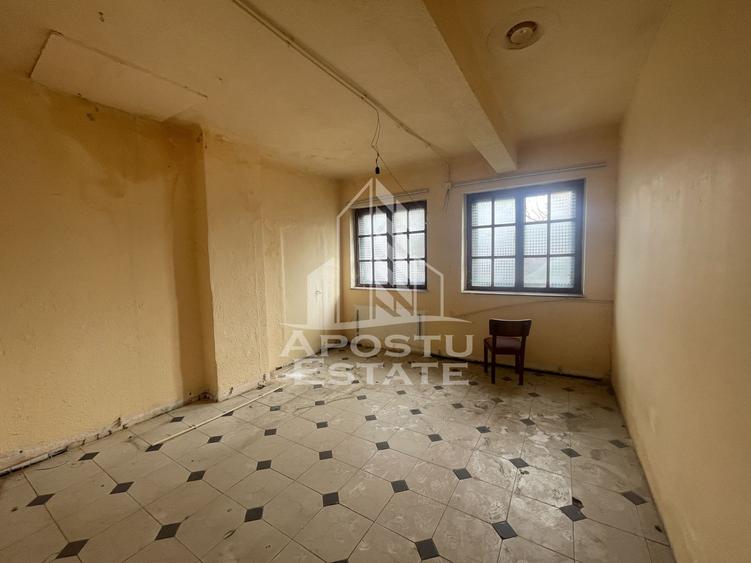 Spatiu comercial 1050 mp si 812 mp teren, in zona Sagului.
