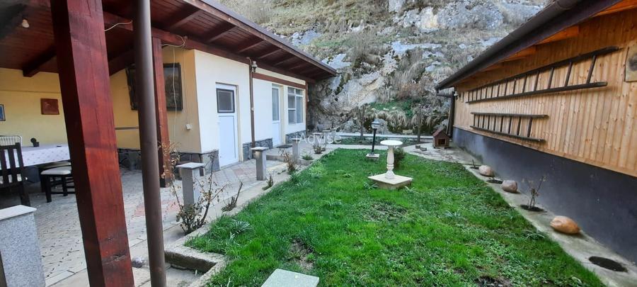 Casa deosebita cu spatiu comercial Rasnov - 22