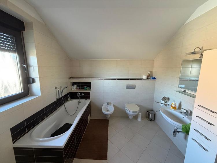 Vila cu 5 camere, garaj teren 790 mp Dumbravita (zona Cora)