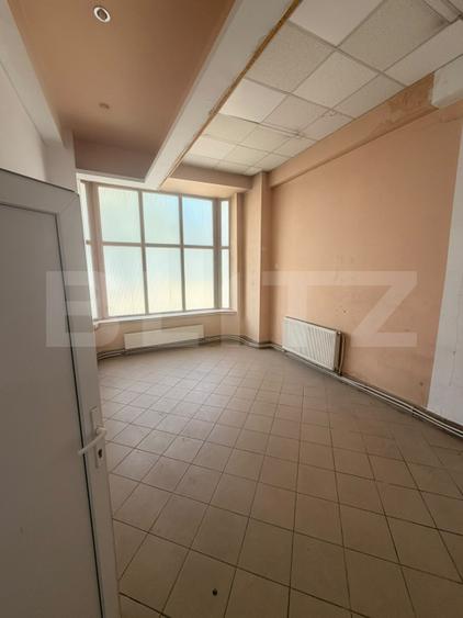 Spatiu de inchiriat, 146 mp, vitrina 20 ml, zona Burdujeni