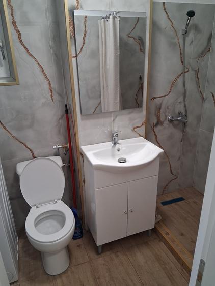 Vanzare garsoniera transformata in 2 camere. renovata, centrala proprie, etaj 1