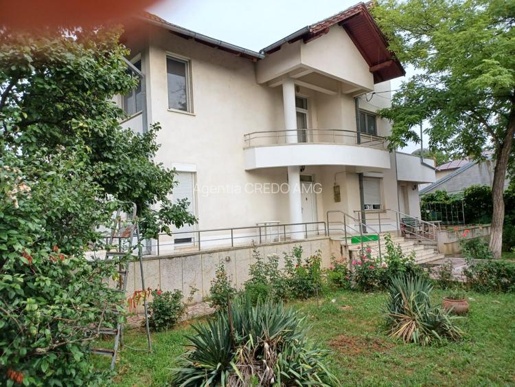 Urziceni, Centrul Vechi, vila impunatoare