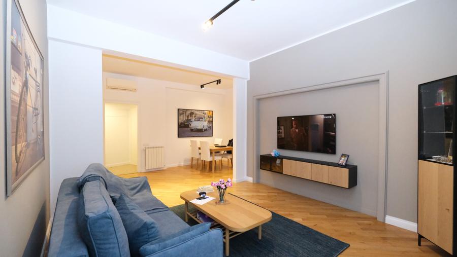 Vanzare apartament 5 camere renovat,mobilat etaj 2 in imobil zona Piata Unirii